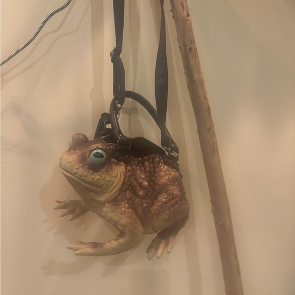 Frog-Shaped Handbag with Black Strap - Picture 2 of 4